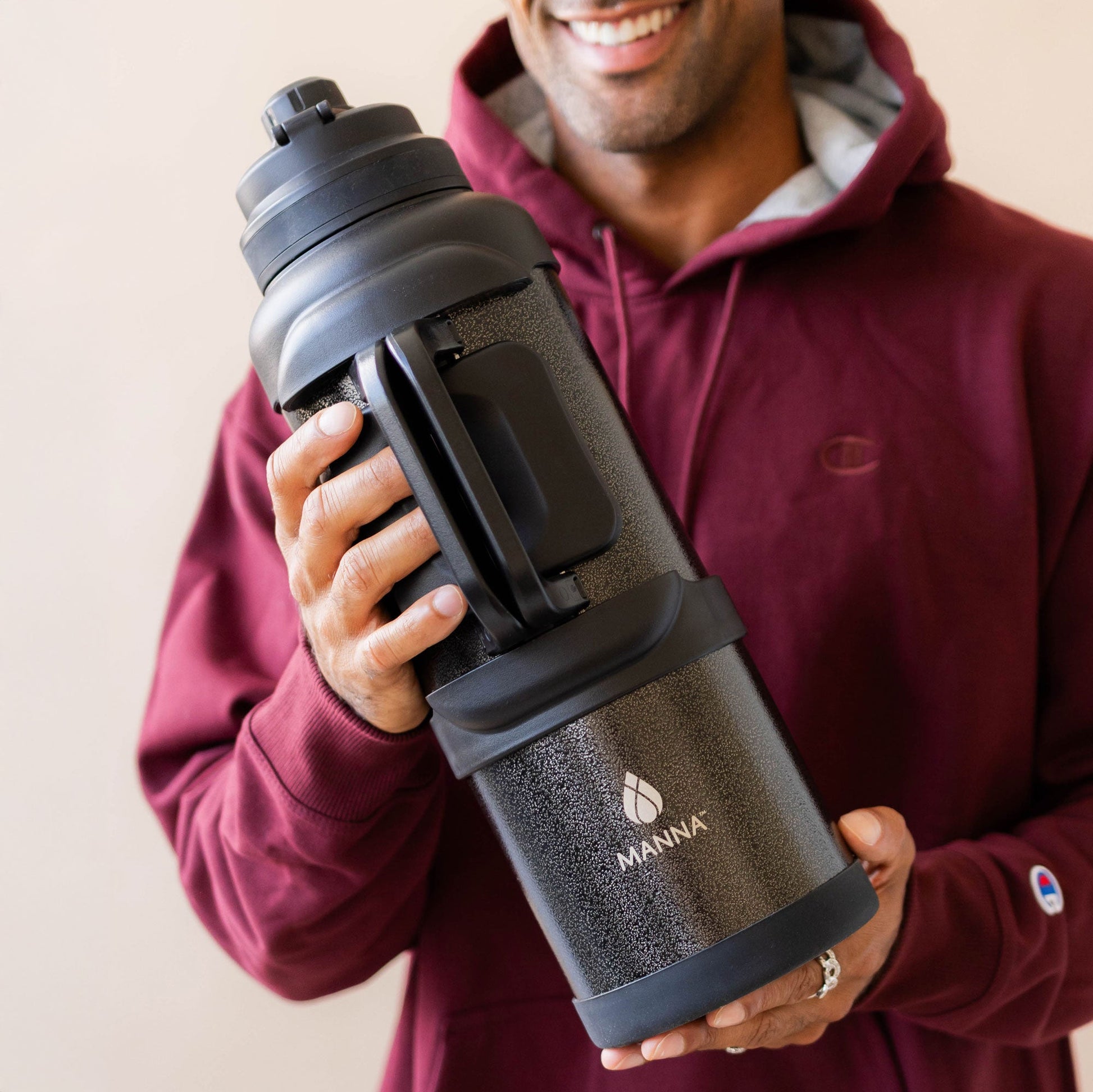 4l-titan-bottle-135-oz-y2 5Manna_Website_Lifestyles-29.jpg